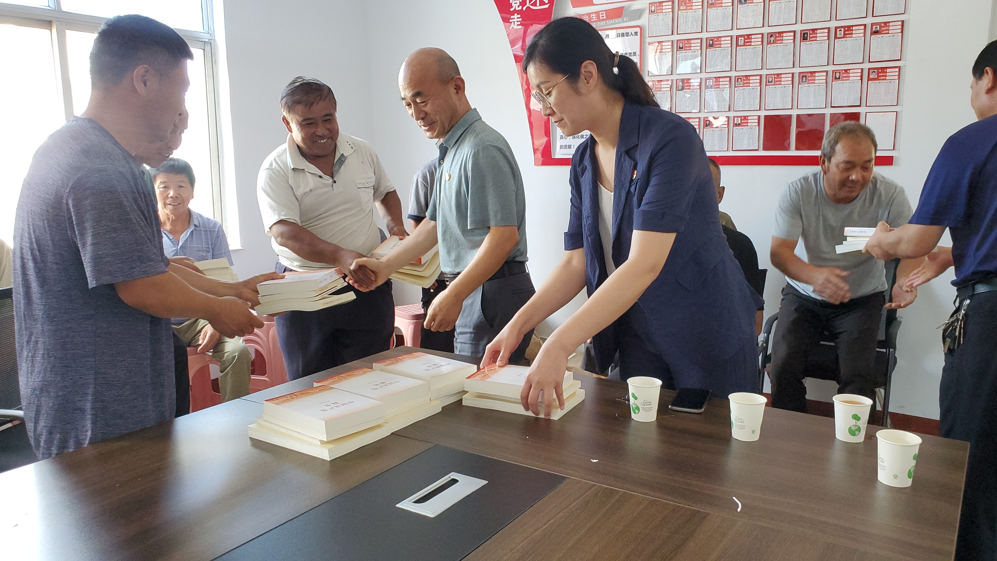 市能源集團赴幫扶村北邢村開展捐贈黨史學(xué)習(xí)教育書籍活動(圖1)