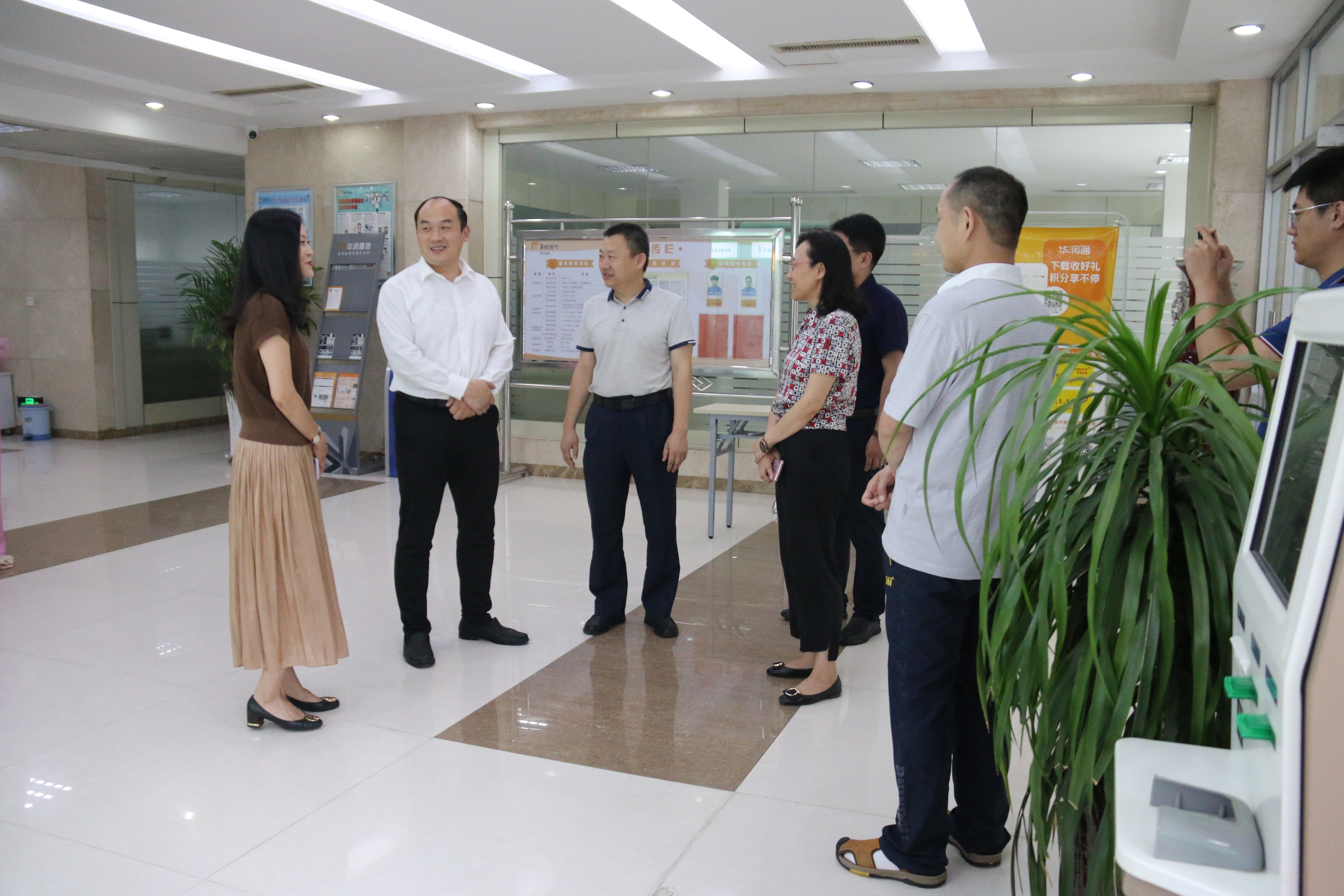 市總工會(huì)“夏送清涼” 慰問(wèn)集團(tuán)公司燃?xì)馄髽I(yè)一線職工(圖1)