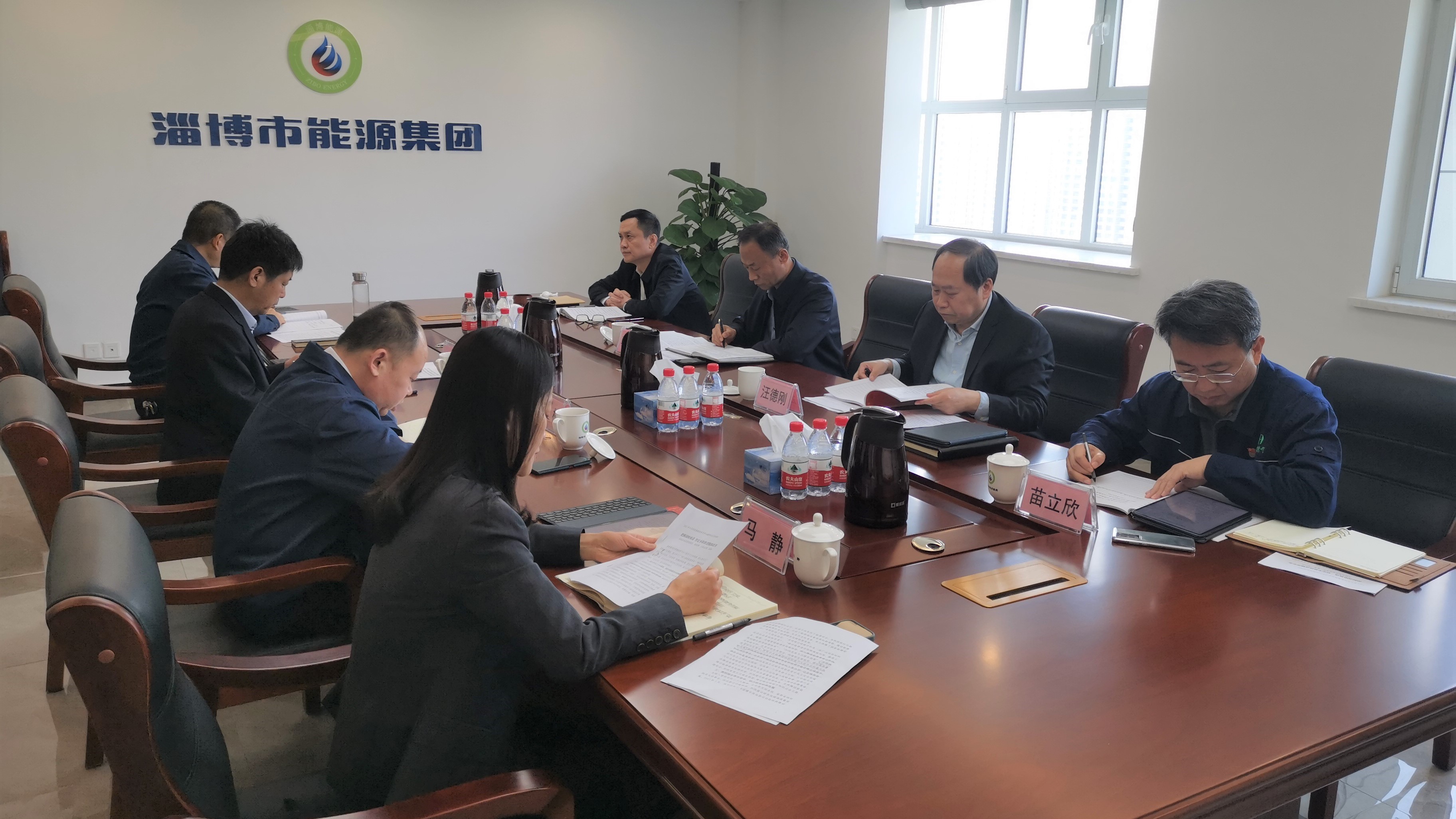 市國(guó)資委黨委委員、四級(jí)調(diào)研員韓瑞平到市能源集團(tuán)列席旁聽(tīng)黨委理論學(xué)習(xí)中心組學(xué)習(xí)研討(圖1)